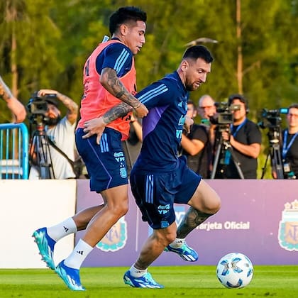 Ortega y Messi, durante una práctica de la selección argentina; el lateral fue citado en noviembre de 2023 por Scaloni, aunque no sumó minutos