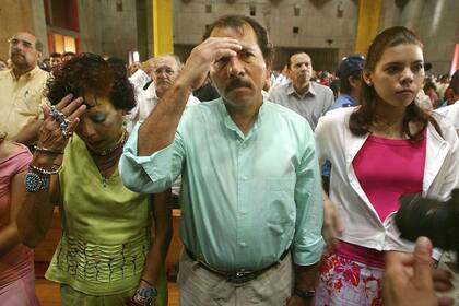 Ortega y su esposa, durante una misa en 2004