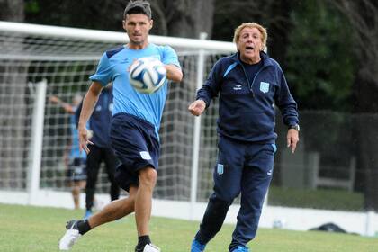 Ortiz le pega con alma y vida; atrás, grita Merlo