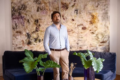 Ortiz Vidal, en su casa, delante de un cuadro de Joaquín Boz, artista de su galería
