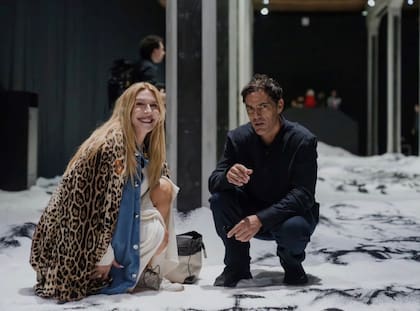 Ortiz Vidal vendió en pocos días la instalación de treinta toneladas de sal y carbón de Matías Duville a Amalia Amoedo; representa al país en la Bienal de Venecia