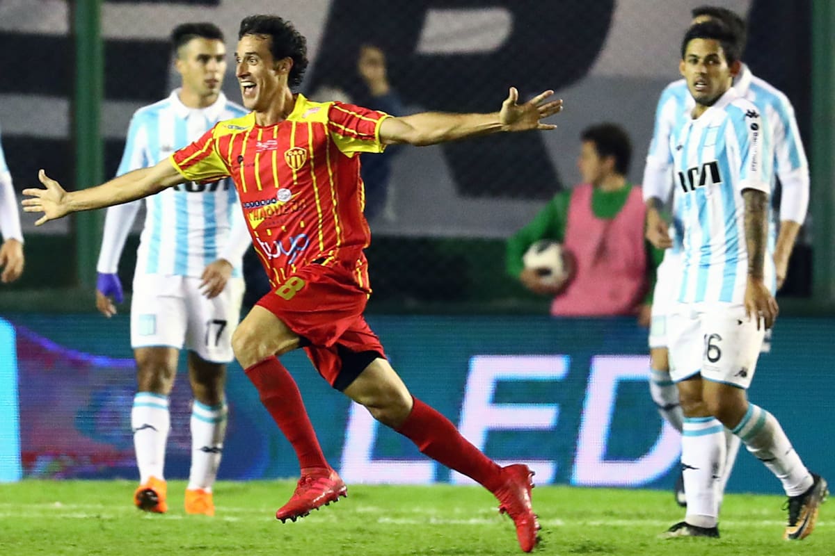 Orzán celebra su gol; todo Racing se lamenta