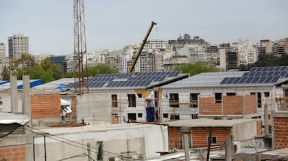 Los paneles solares colocados en los edificios nuevos se ven desde la autopista Illia