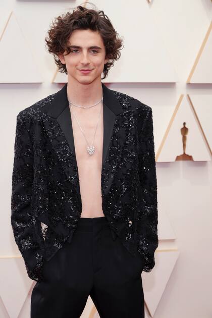 Osado y cool, Timothée Chalamet, protagonista de Dune, llevó un traje con chaqueta decorada con lentejuelas Louis Vuitton y sin camisa.