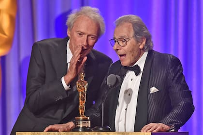 El músico Lalo Schifrin, el único argentino que hasta ahora recibió un Oscar honorario, en el momento en que Clint Eastwood le entrega el premio, en noviembre de 2018