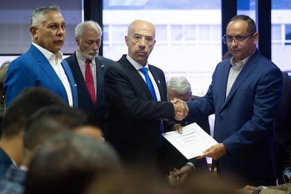 Oscar Laborde, durante el encuentro con la comitiva de diputados chavistas. A su lado, Pedro Carreño, quien llamó “títere” y “jalabolas” a Alberto Fernández