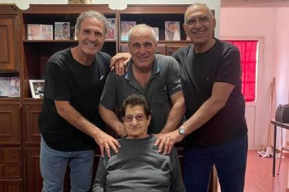 Oscar Ruggeri, junto a sus hermanos mayores, Raúl y Daniel, en el cumpleaños de 90 de su mamá Hilda