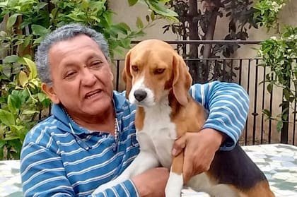 Al chofer escribiente le gustaba registrar todo, en cuadernos o con imágenes, como esa donde se lo ve con su mascota en su casa. Eran tiempos felices