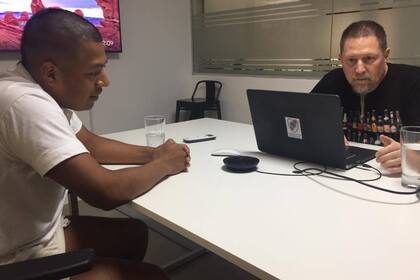 Oscar (a la izquierda) en su primer día de trabajo como tester de videojuegos