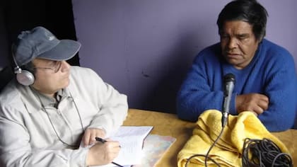 Oscar Aguilera grabando el idioma kawéskar con uno de sus hablantes en 2009