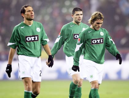 Oscar Ahumada, a la derecha, junto al búlgaro Martin Petrov y, un poco más atrás, el bosnio Marko Topic, en 2004, con la camiseta de Wolfsburgo