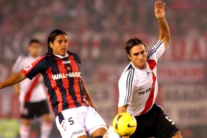 Oscar Ahumada, de River, disputa una pelota con Walter Acevedo, volante de San Lorenzo. Fue el 8 de mayo de 2008, por los octavos de final de la Copa Libertadores, en el Monumental.
