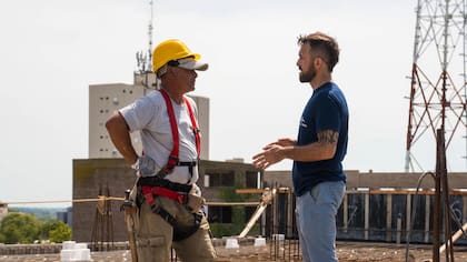 Oscar Ahumada, en su nuevo hábitat: una obra en construcción