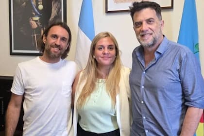 Oscar Ahumada, junto al vice del Senado bonaerense, Gonzalo Cabezas, y Daiana Hergert