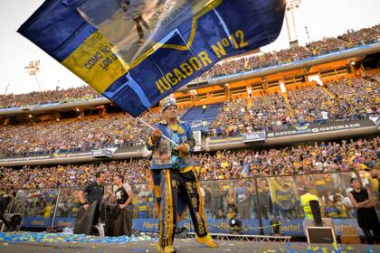 Oscar "Cacho" Laudonio, más conocido como el Loco Banderita y emblema de Boca, está internado en grave estado por haberse empeorado su cuadro general tras haber contraído Covid-19