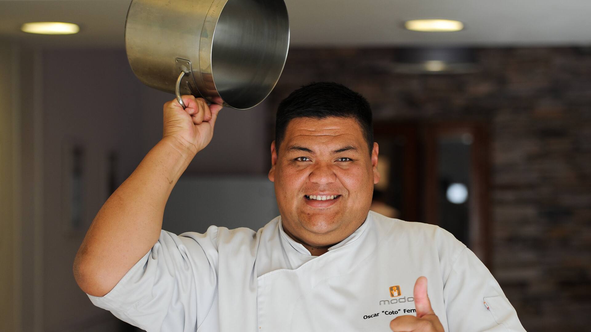 Oscar "Coto" Fernández con su traje de cocinero