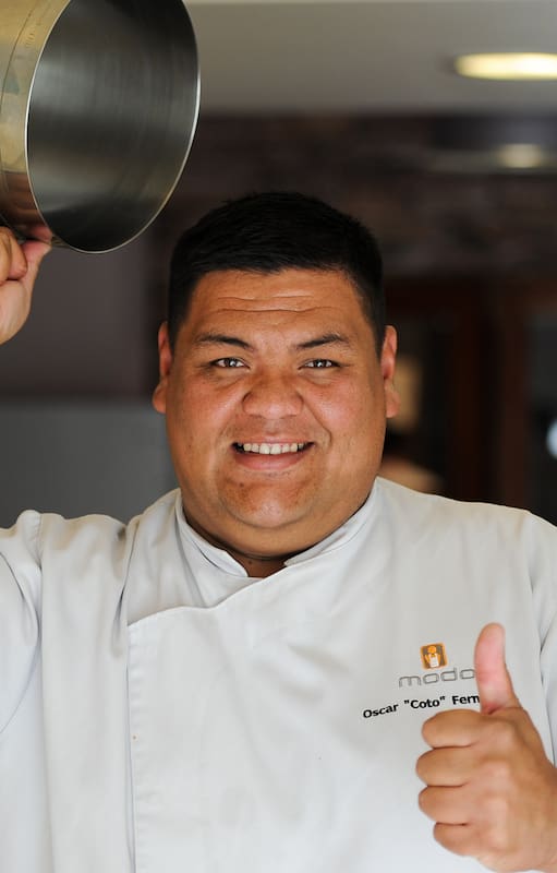 Oscar "Coto" Fernández con su traje de cocinero