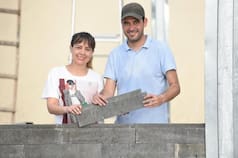 Son emprendedores y construyen casas en 5 días con ladrillos que encastran como Lego