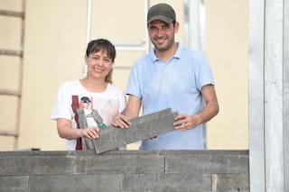 Son emprendedores y construyen casas en 5 días con ladrillos que encastran como Lego