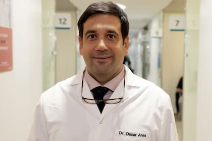 Óscar Ares es un médico traumatólogo y especialista en cirugía ortopédica