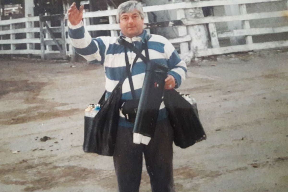 Oscar Badolato, con 63 años, detrás los corrales del Mercado de Liniers