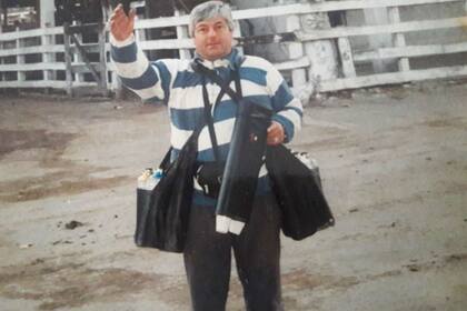 Oscar Badolato, con 63 años, detrás los corrales del Mercado de Liniers