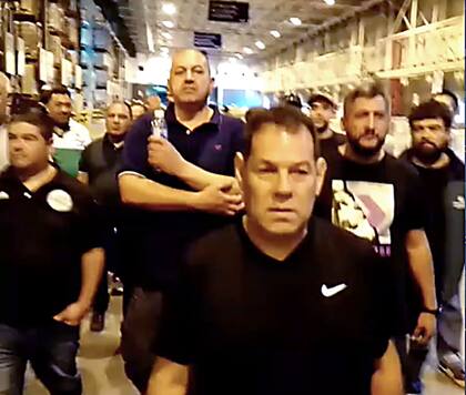 Óscar Borda, del sindicato de Camioneros, inspeccionando un depósito