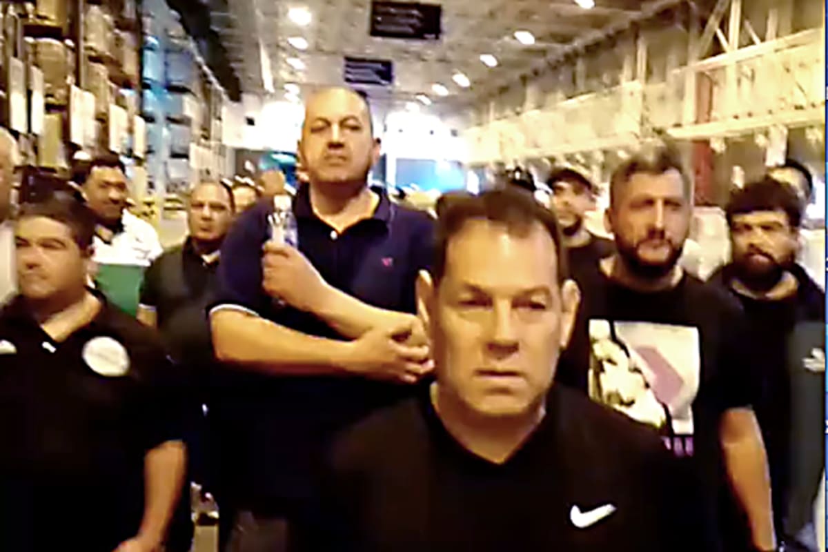 Oscar Borda, del sindicato de Camioneros, hoy, en la inspección en el centro de distribución de Coto