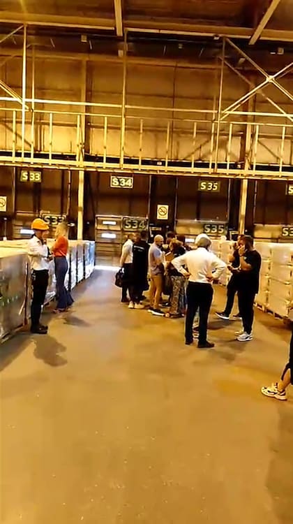 Óscar Borda, encargado de la rama logística de Camioneros, junto con otros miembros de Camioneros en un punto de distribución de Coto