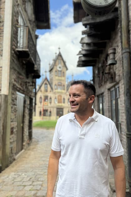 Oscar Campana, hijo menor de Antonio, en una de las calles de la aldea medieval que construyó su padre