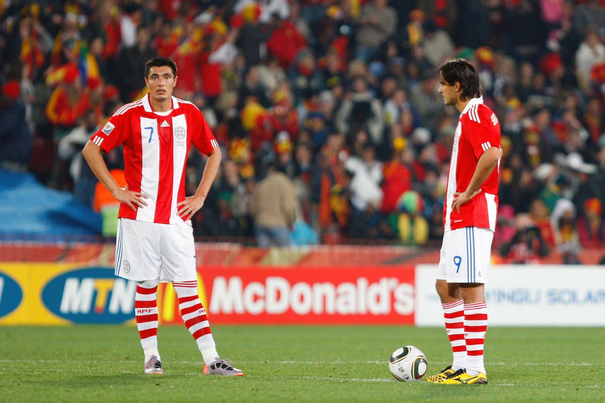 Oscar Cardozo y Roque Santa Cruz, con la camiseta del seleccionado paraguayo; hoy comparten plantel en Libertad