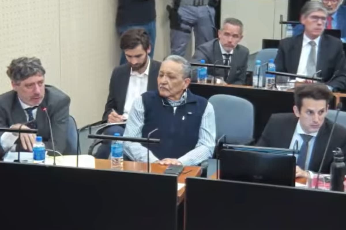 Oscar Centeno, junto a sus abogados, en la sala donde se desarrolla la parte presencial del juicio de los Cuadernos