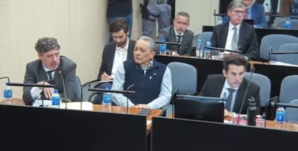 Oscar Centeno, junto a sus abogados, en la sala donde se desarrolla la parte presencial del juicio de los Cuadernos
