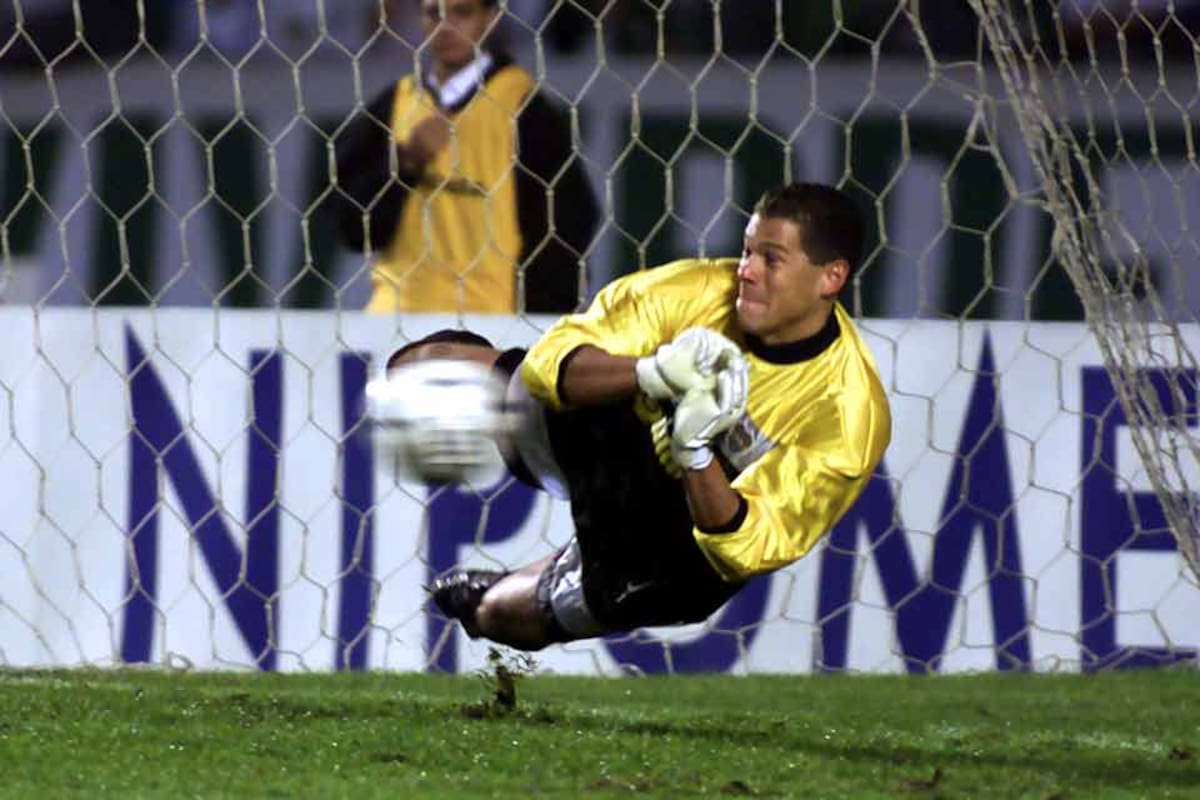 Oscar Córdoba ataja un penal en la definición de 2000 ante Palmeiras
