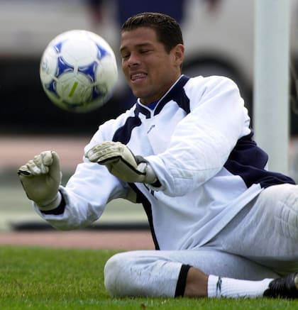 Oscar Córdoba ataja una pelota en un trabajo de definición realizado en el Tama, el 25 de noviembre de 2000