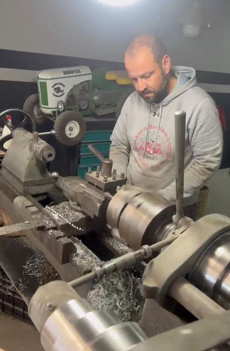 Oscar creció ayudando en el taller a su papá y su abuelo
