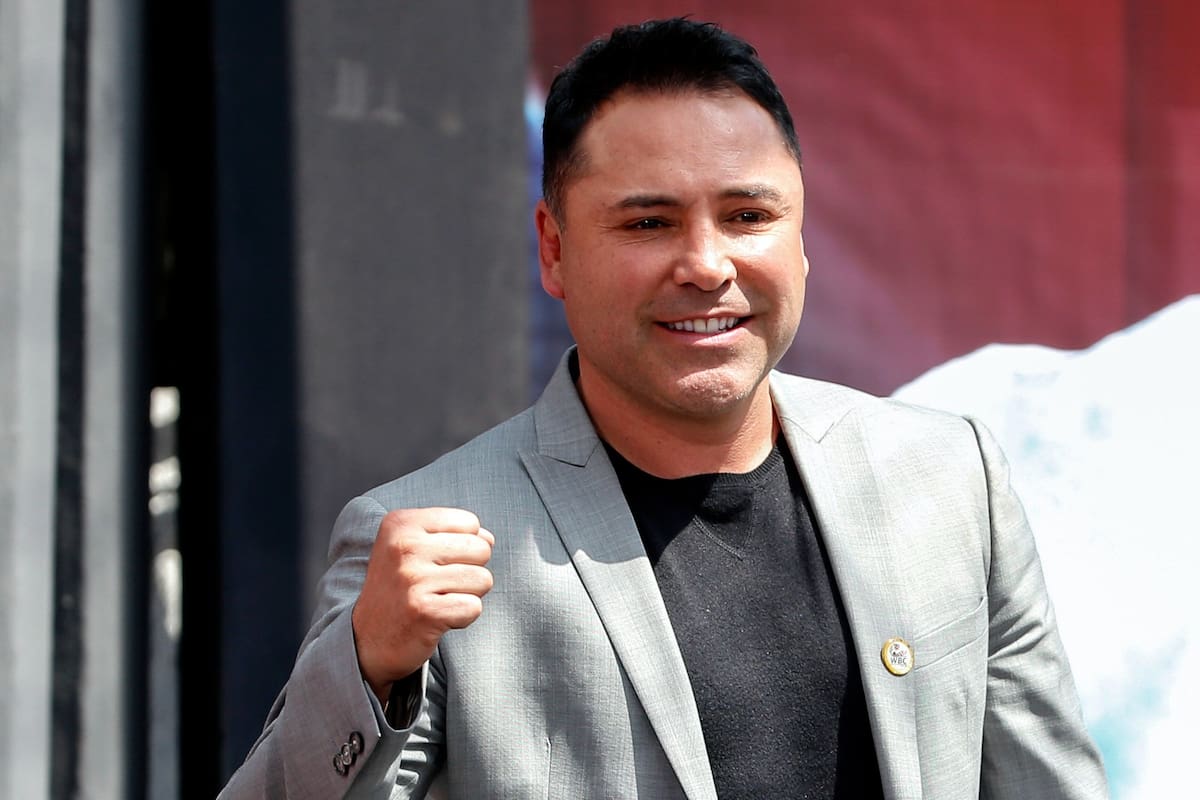 Óscar de la Hoya es un exboxeador, promotor de boxeo y cantante mexicano-estadounidense que supo representar a Saúl Canelo Álvarez
