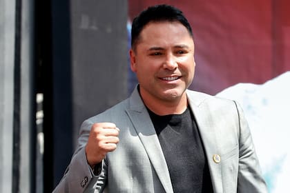 Óscar de la Hoya es un exboxeador, promotor de boxeo y cantante mexicano-estadounidense que supo representar a Saúl Canelo Álvarez