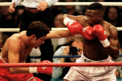 Oscar De La Hoya y Pernell Whitaker, en Las Vegas, en abril de 1997. De la Hoya ganó la pelea por decisión unánime