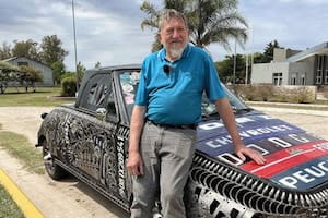 Oscar Dealbera, más conocido como 'Cary', utilizó más de mil bujías para crear una llamativa decoración a su auto