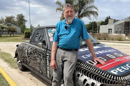 Oscar Dealbera, más conocido como 'Cary', utilizó más de mil bujías para crear una llamativa decoración a su auto