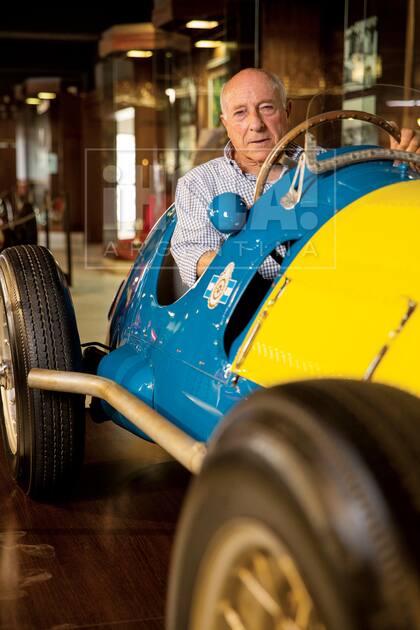 Oscar en un un Ferrari 125/166. El auto, de 1949, asciende a una velocidad máxima de 240 km por hora.