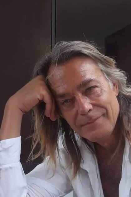 Oscar fue modelo, agente
de una agencia de moda,
comunicación y marketing
en Nueva York y después,
en 2020, compró el 50 por
ciento de la Pelletteria
Modigliani, una fábrica en
Caserta, cerca de Nápoles,
para lanzar su propia línea de
carteras