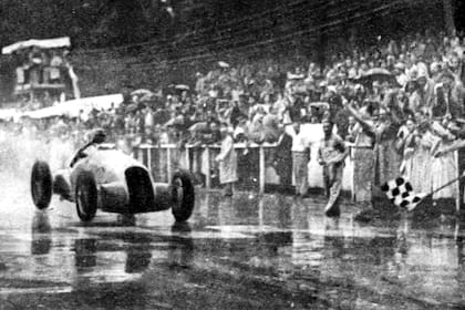 Oscar Gálvez cruza la meta con el Alfa Romeo y el público saluda al ganador del Grand Prix de Palermo de 1949; el Aguilucho, el primer piloto argentino en vencer a los talentos europeos que un año después participarían en el estreno del Mundial de Fórmula 1