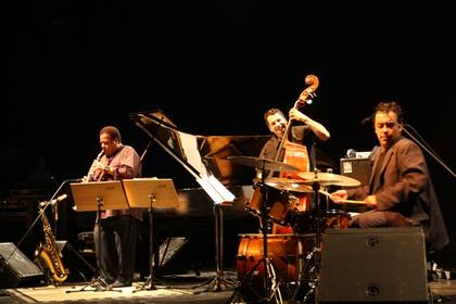 Oscar Giunta, en una histórica presentación con Wayne Shorter y John Patitucci en 2011. Este jueves presenta su nuevo disco en Avellaneda.