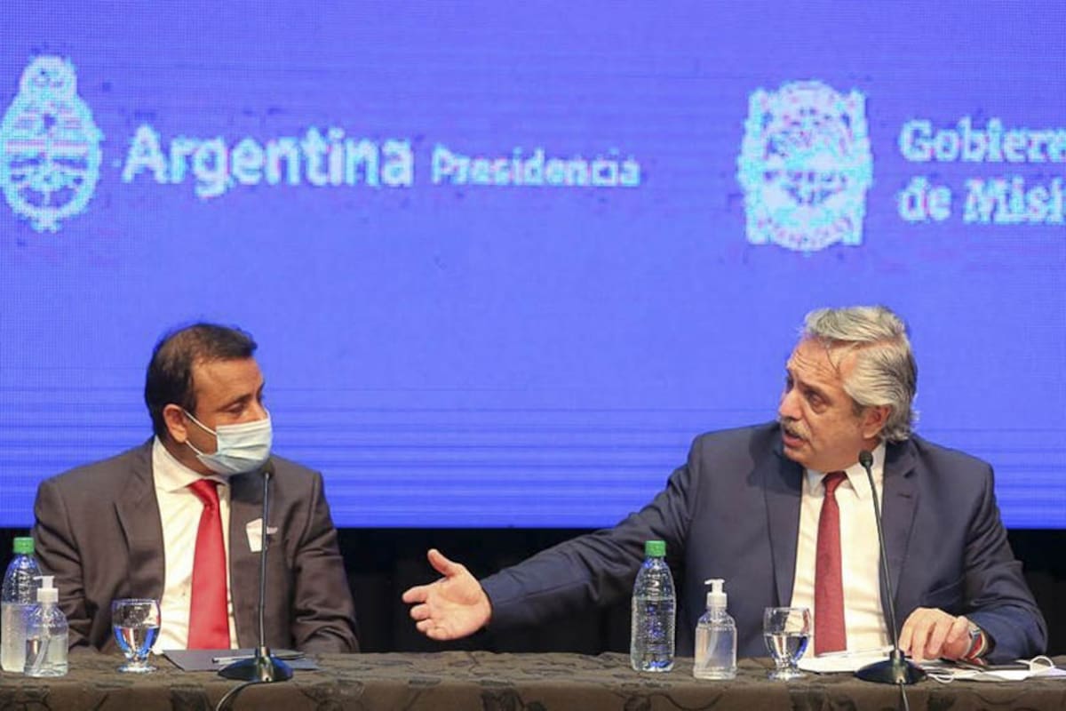 Oscar Herrera Ahuad, del partido provincial de la Renovación misionera, con el Presidente en la conferencia de prensa esta tarde en Posadas.