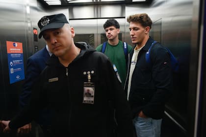 Oscar Jegou (derecha) y Hugo Auradou (centro), poco antes de embarcarse rumbo a Francia