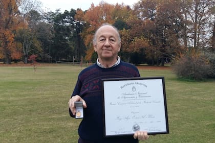 Oscar Klein con un reconocimiento a su trayectoria en la industria