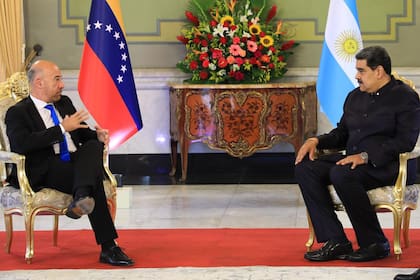 Oscar Laborde cuando fue embajador argentino en Caracas, entre 2022 y 2023, en un encuentro con Nicolás Maduro
