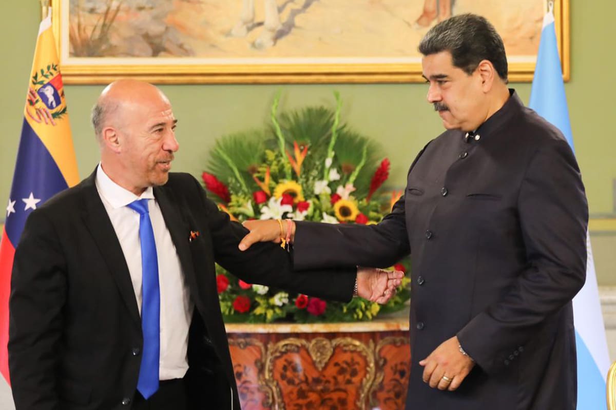 Oscar Laborde cuando presentó sus cartas credenciales ante Nicolás Maduro